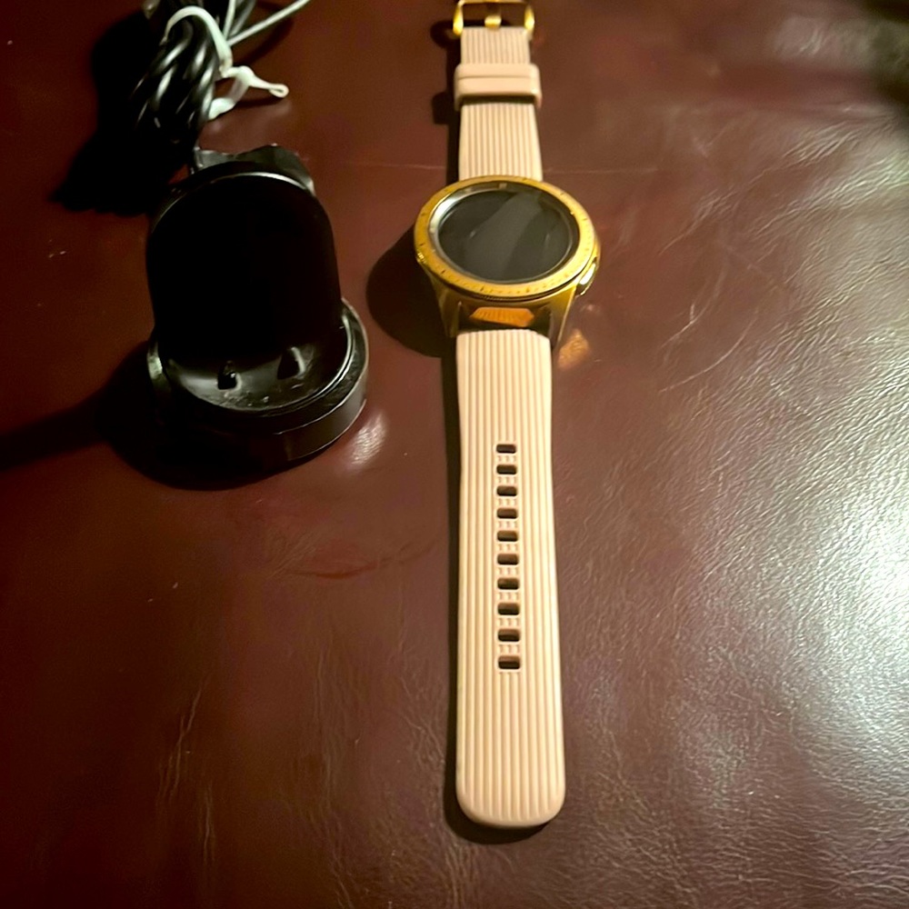 Galaxy Samsung Watch rose gold watch excellent  working condition no scratches